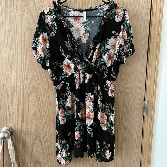 Xhilaration NWOT Women's Floral Print Short Sleeve Ruffle Trim Wrap Dress - Picture 2 of 7